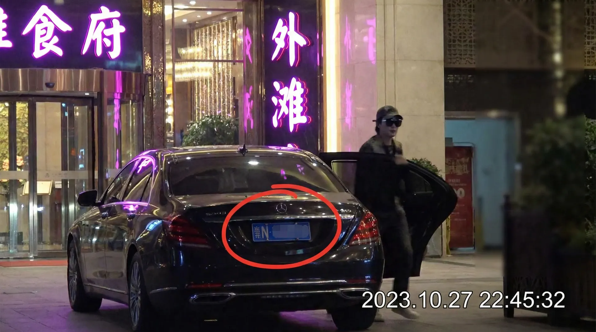 500彩票娱乐 - 豪车餐厅外偷拍